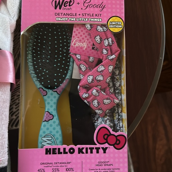 NIB Bundle hello kitty hooded towel Limited Edition wet brush detangle N style - Picture 3 of 4